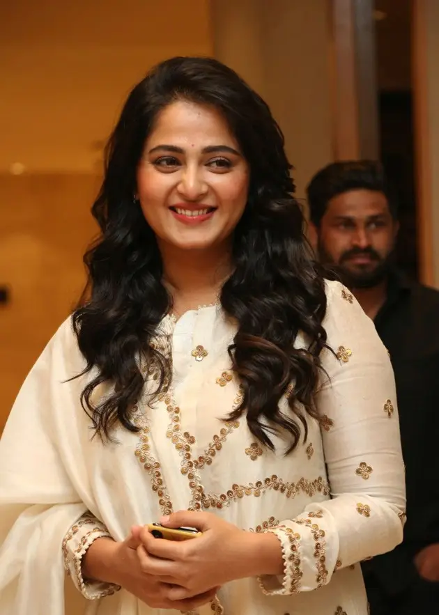 Anushka Shetty Wallpapers Long Hair Closeup Face Smiling